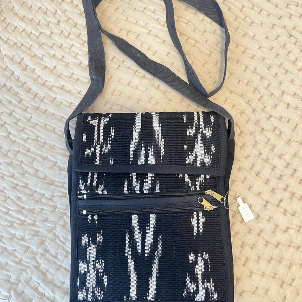 Printed black shoulder bag. B2